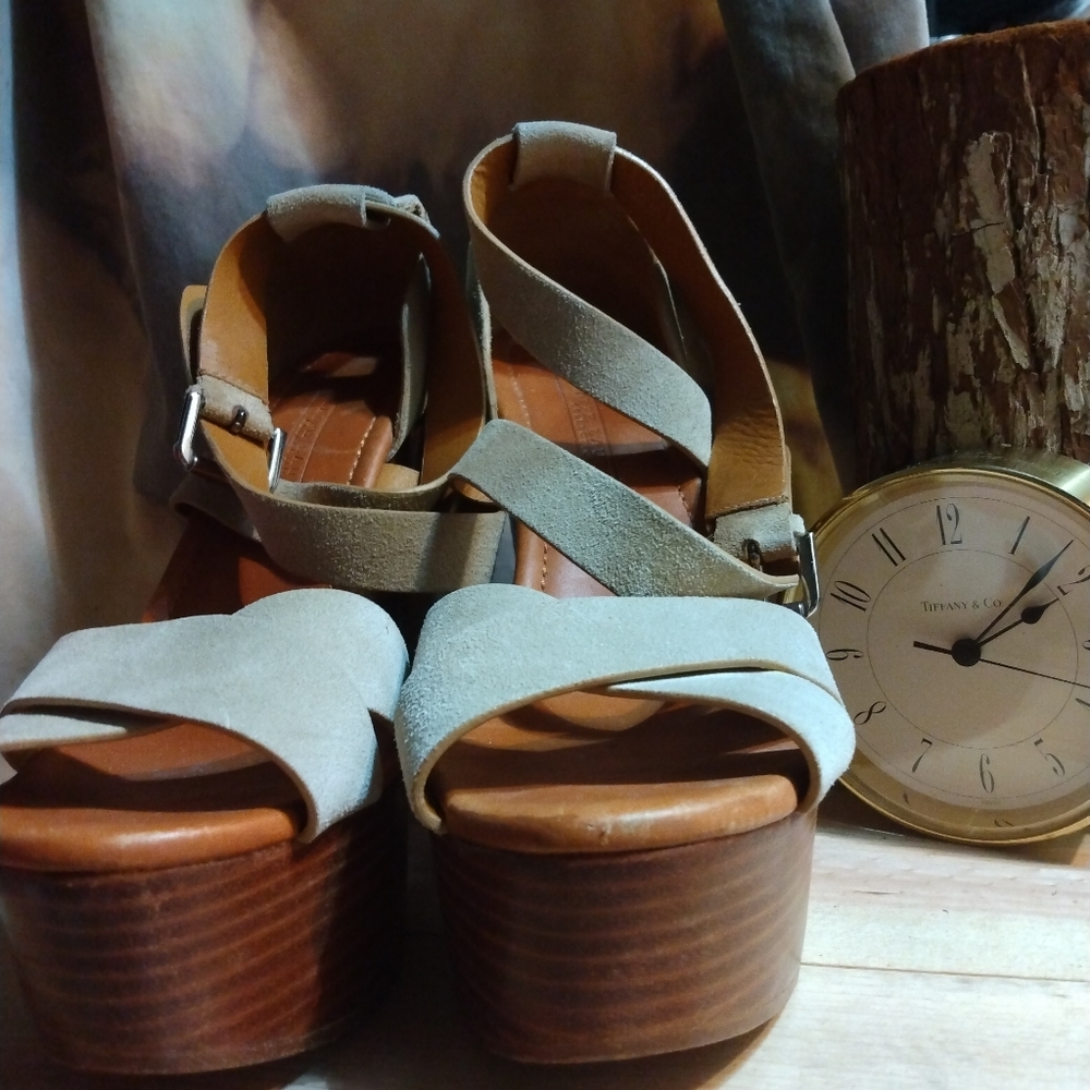 Like new Ralph Lauren collection 9 1/2 b suede